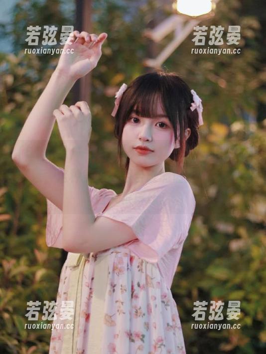 一边刷“51黑料”app一边吃榴莲，这种美妙的组合谁能懂？！有点离谱又很解压。