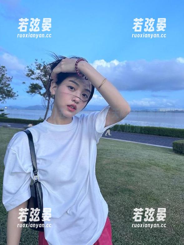五一吃瓜 五一吃瓜:今天的娜娜视频真是惊艳,差点让我掉入瓜海!